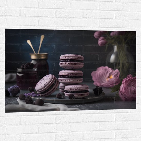 Muursticker - Opgestapelde Lila Macarons omringd door Paarse Bloemen en Vruchten - 105x70 cm Foto op Muursticker