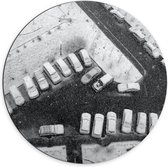 Dibond Muurcirkel - Ondergesneeuwde Auto's op Parkeerplaats - 70x70 cm Foto op Aluminium Muurcirkel (met ophangsysteem)
