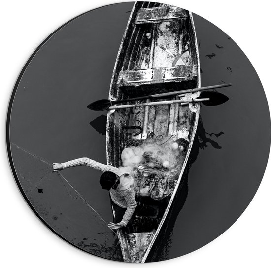 Dibond Muurcirkel - Bovenaanzicht van Visser in Houten Bootje ter Watert (Zwart-wit) - 20x20 cm Foto op Aluminium Muurcirkel (met ophangsysteem)