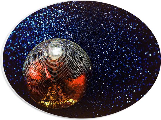 PVC Schuimplaat Ovaal - Glinsterende Discobal in Donkere Ruimte - 28x21 cm Foto op Ovaal (Met Ophangsysteem)