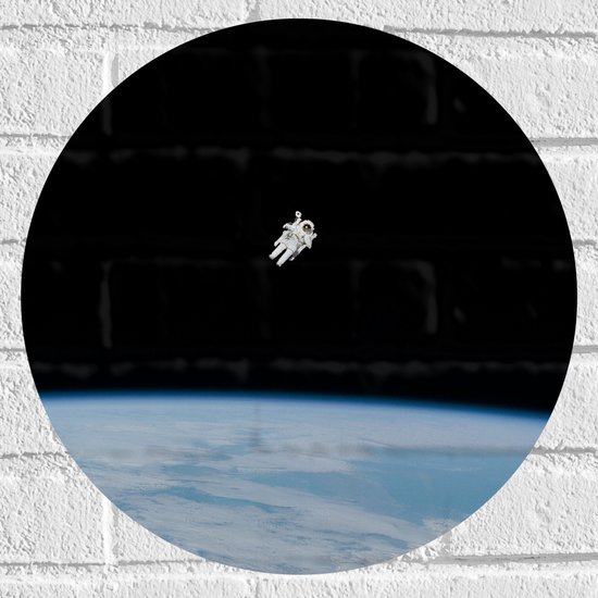 Muursticker Cirkel - Astronaut Vliegend in Heelal Rondom Aarde - 40x40 cm Foto op Muursticker