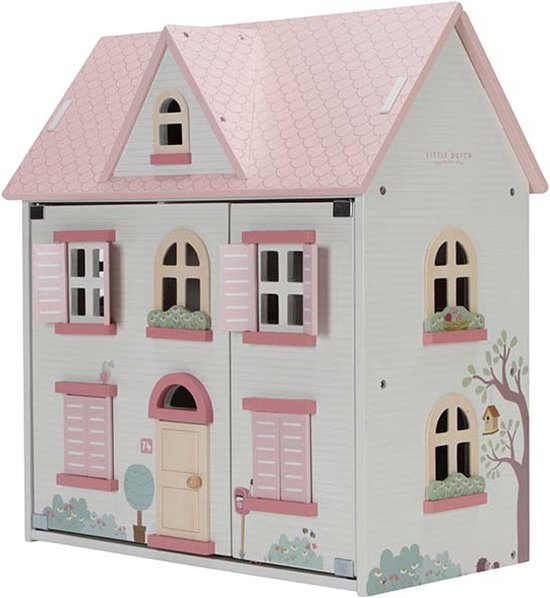 Houten poppenhuis met roze dak, gedecoreerde gevel met ramen, deuren en een boom.