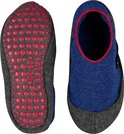 Donkergrijze pantoffels met blauwe sokken en rode antislip noppen op de zool.