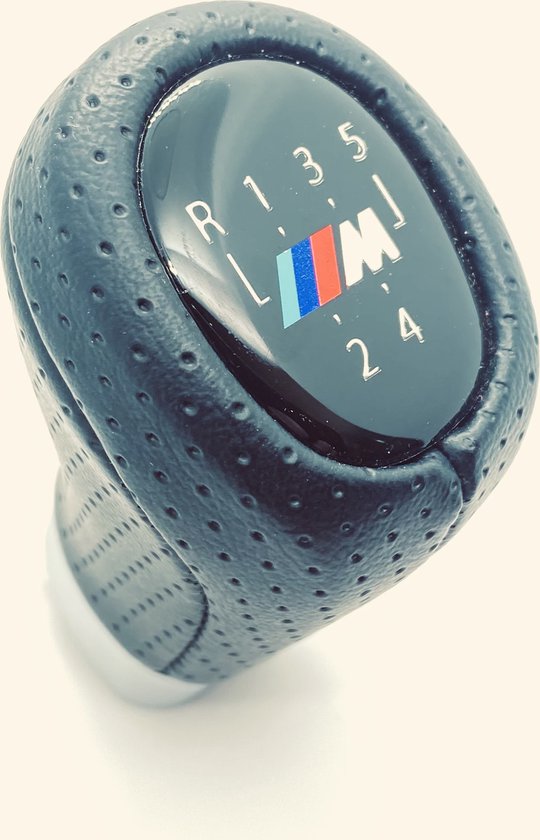 Zwarte geperforeerde lederen pookknop met 5 versnellingen en BMW M-logo.