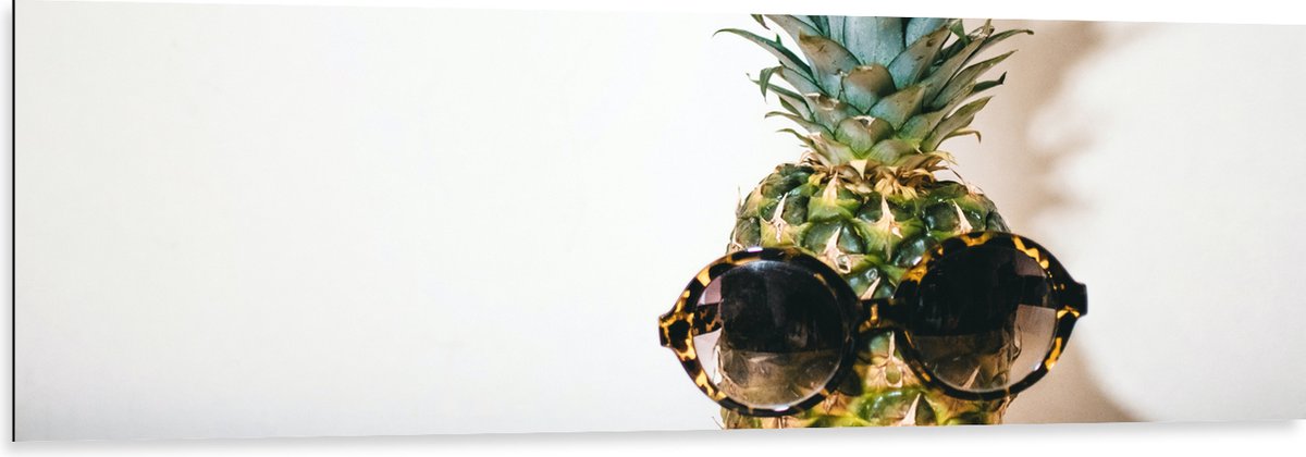 Dibond - Ananas met Zonnebril op - 150x50 cm Foto op Aluminium (Wanddecoratie van metaal)