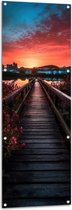 Tuinposter – Brug naar Ondergaande Zon over het Water - 50x150 cm Foto op Tuinposter (wanddecoratie voor buiten en binnen)