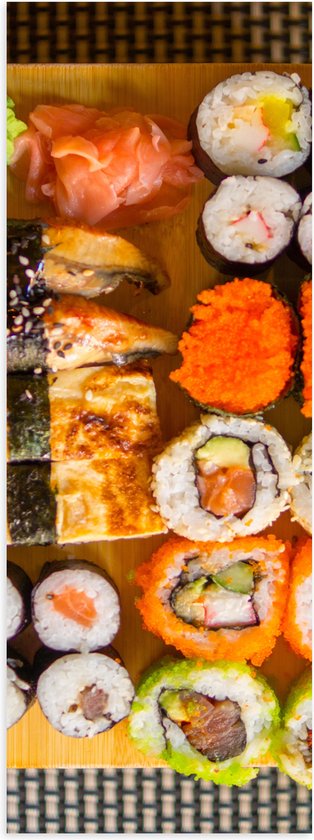 Poster Glanzend – Houten Plateau Gevuld met Verschillende Smaken Sushi - 40x120 cm Foto op Posterpapier met Glanzende Afwerking
