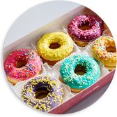 PVC Schuimplaat Muurcirkel - Gekleurde Donuts met Spikkels in Roze Doos - 80x80 cm Foto op Muurcirkel (met ophangsysteem)