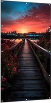 Tuinposter – Brug naar Ondergaande Zon over het Water - 100x200 cm Foto op Tuinposter (wanddecoratie voor buiten en binnen)