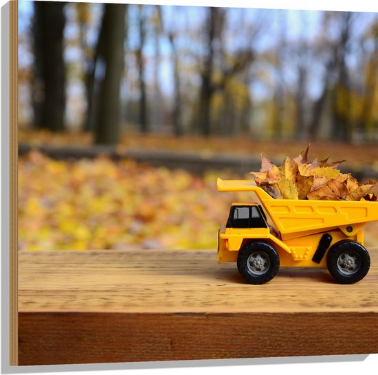 Hout - Gele Mini Kiepwagen Gevuld met Herfstbladeren in het Bos - 80x80 cm - 9 mm dik - Foto op Hout (Met Ophangsysteem)