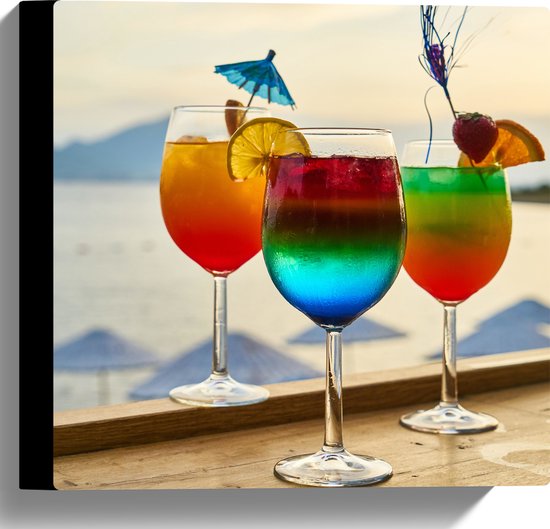 Canvas - Kleurrijke Cocktails met Uitzicht op Zee - 30x30 cm Foto op Canvas Schilderij (Wanddecoratie op Canvas)