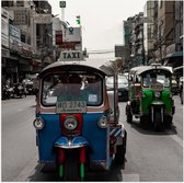 Poster Glanzend – Tuktuks Rijdend door de Straten van de Stad - 50x50 cm Foto op Posterpapier met Glanzende Afwerking
