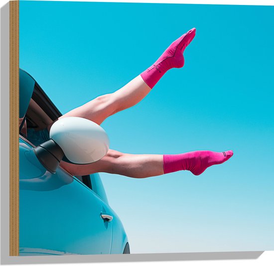 Hout - Vrouwelijke Benen met Roze Sokken uit Raam van Blauwe Auto - 50x50 cm - 9 mm dik - Foto op Hout (Met Ophangsysteem)