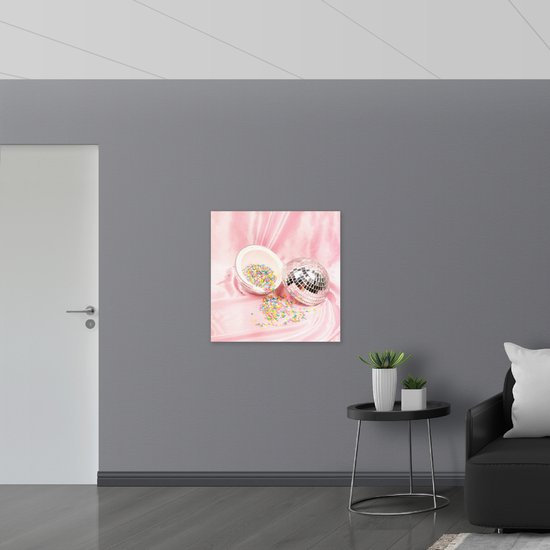Poster Glanzend – Open Discobal Gevuld met Gekleurde Sterretjes op Roze Achtergrond - 80x80 cm Foto op Posterpapier met Glanzende Afwerking