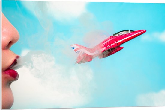 PVC Schuimplaat- Vrouw die Rood Brits Vliegtuig Wegblaast - 90x60 cm Foto op PVC Schuimplaat
