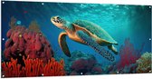 Tuinposter – Schilderij van Zeeschildpad Zwemmend tussen het Koraal op de Zeebodem - 200x100 cm Foto op Tuinposter (wanddecoratie voor buiten en binnen)