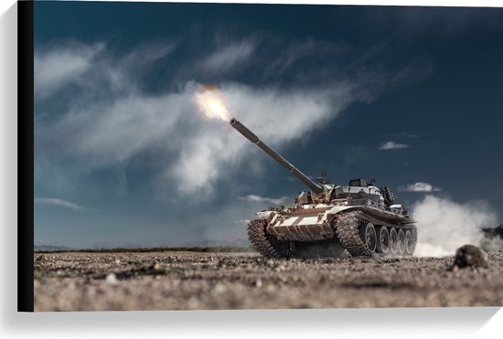 Canvas - Tank in Actie onder de Wolken - 60x40 cm Foto op Canvas Schilderij (Wanddecoratie op Canvas)