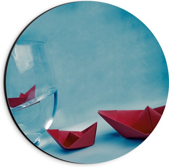 Dibond Muurcirkel - Rode Papieren Bootjes bij Blauwe Muur - 20x20 cm Foto op Aluminium Muurcirkel (met ophangsysteem)
