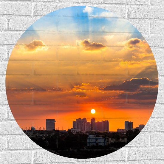 Muursticker Cirkel - Prachtige Zonsopkomst over de Gebouwen in de Stad - 80x80 cm Foto op Muursticker