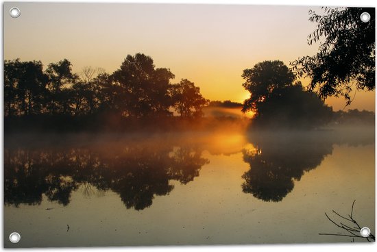 Tuinposter – Mist boven het Wateroppervlak bij Zonsopkomst - 75x50 cm Foto op Tuinposter (wanddecoratie voor buiten en binnen)