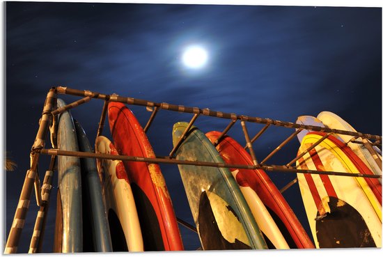 Acrylglas - Rij Surfplanken in Hek op het Strand tijdens de nacht - 75x50 cm Foto op Acrylglas (Wanddecoratie op Acrylaat)
