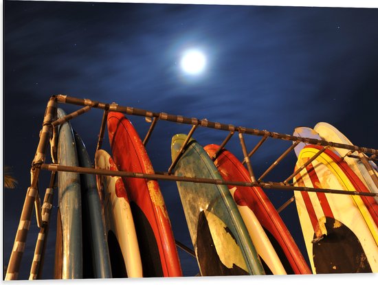 Dibond - Rij Surfplanken in Hek op het Strand tijdens de nacht - 80x60 cm Foto op Aluminium (Met Ophangsysteem)