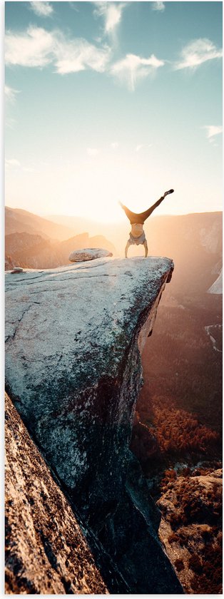 Poster Glanzend – Bergen - Bomen - Zon - Lucht - Persoon - Handstand - 20x60 cm Foto op Posterpapier met Glanzende Afwerking