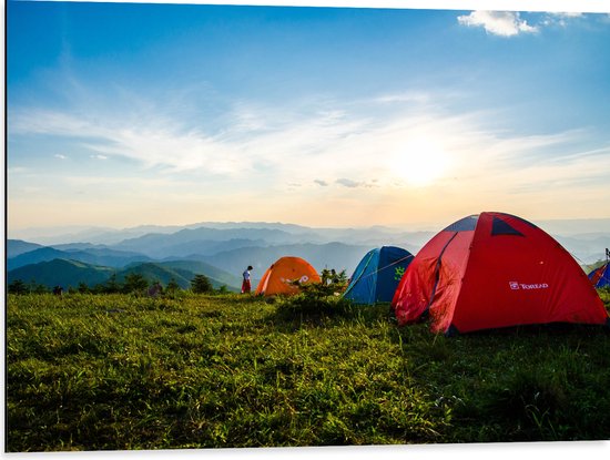 Dibond - Bergen - Personen - Tenten - Gras - 80x60 cm Foto op Aluminium (Met Ophangsysteem)