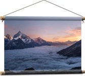 Textielposter - Bergen - Mist - Wolken - Sneeuw - Bergtop - 60x40 cm Foto op Textiel