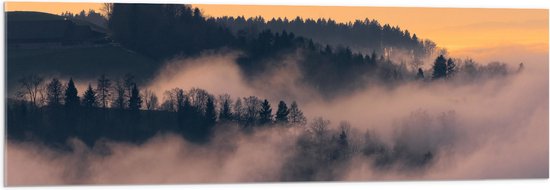 Acrylglas - Bergen - Bomen - Wolken - Mist - Huisje - 120x40 cm Foto op Acrylglas (Met Ophangsysteem)