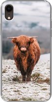 Geschikt voor iPhone XR hoesje - Schotse Hooglander - Sneeuw - Berg - Siliconen Telefoonhoesje