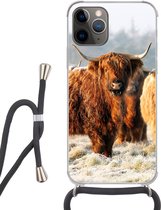 Hoesje met koord Geschikt voor iPhone 11 Pro - Schotse Hooglanders - Sneeuw - Bos - Siliconen - Crossbody - Backcover met Koord - Telefoonhoesje met koord - Hoesje met touw