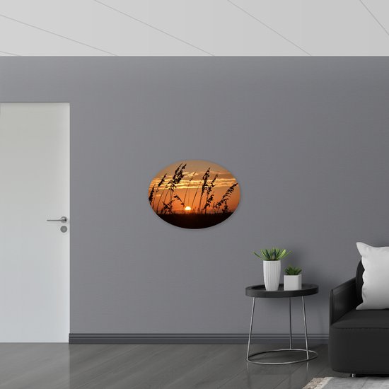 PVC Schuimplaat Ovaal - Zonsondergang in het Weiland - 80x60 cm Foto op Ovaal (Met Ophangsysteem)
