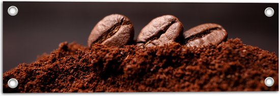 Tuinposter – Drie Koffiebonen met Gemalen Koffie - 60x20 cm Foto op Tuinposter (wanddecoratie voor buiten en binnen)