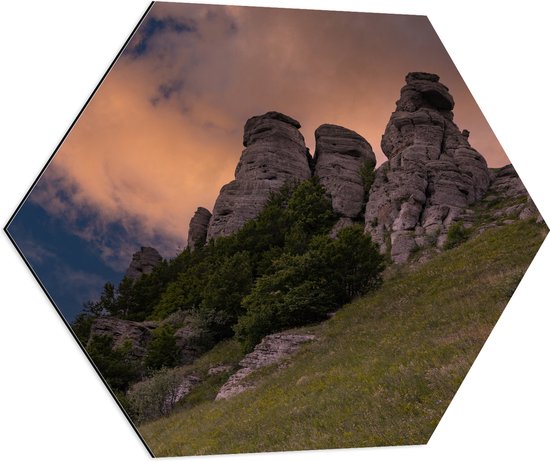 Dibond Hexagon - Rotsen op Berg - 70x60.9 cm Foto op Hexagon (Met Ophangsysteem)