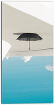 Dibond - Zwarte Paraplu Hangend aan Wit Vlak bij Wolken - 50x100 cm Foto op Aluminium (Wanddecoratie van metaal)