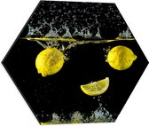 Dibond Hexagon - Citroenen in Water - 50x43.5 cm Foto op Hexagon (Met Ophangsysteem)
