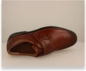 Cognac leren schoen met een schuine klittenbandsluiting en Josef Seibel logo aan de binnenkant.
