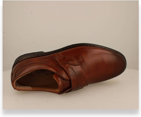 Cognac leren schoen met een schuine klittenbandsluiting en Josef Seibel logo aan de binnenkant.