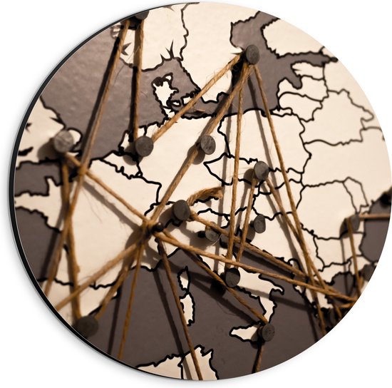 Dibond Muurcirkel - Kaart van Europa met Spijkers en Touwen - 20x20 cm Foto op Aluminium Muurcirkel (met ophangsysteem)