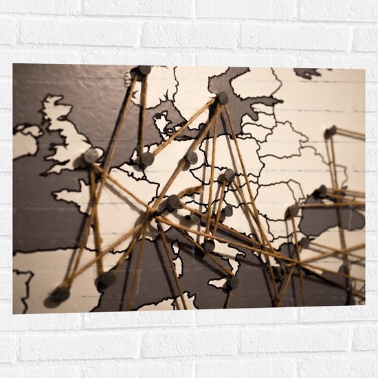 Muursticker - Kaart van Europa met Spijkers en Touwen - 80x60 cm Foto op Muursticker