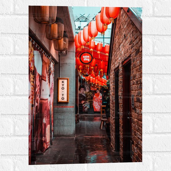 Muursticker - Smalle Straat Versierd met Rode Lampionnen in Tokyo - 40x60 cm Foto op Muursticker