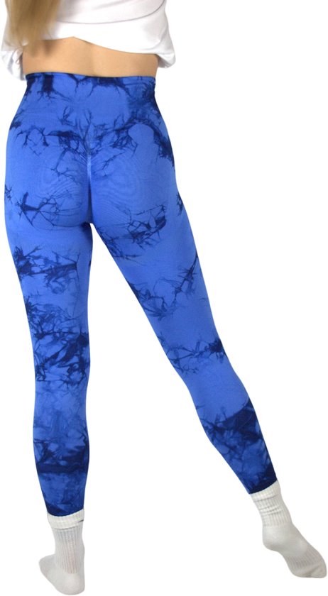 Achteraanzicht van model in een blauwe tie-dye sportlegging met scrunch detail.