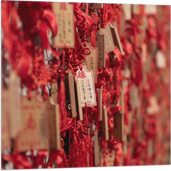 Vlag - Rode Sleutelhangers met Chinese Tekens aan een Muur - 80x80 cm Foto op Polyester Vlag