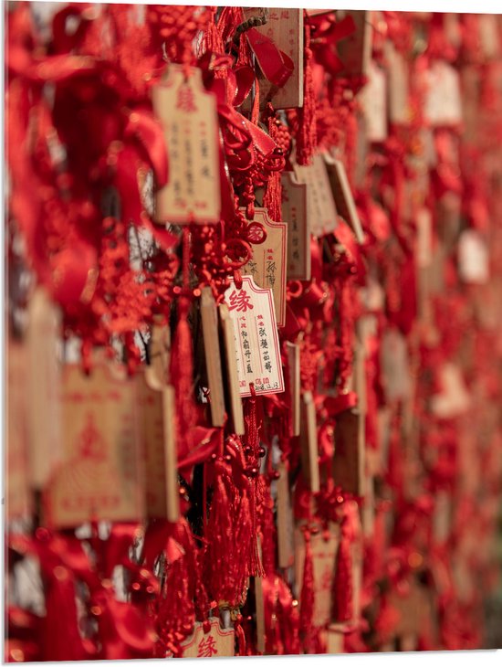 Acrylglas - Rode Sleutelhangers met Chinese Tekens aan een Muur - 60x80 cm Foto op Acrylglas (Wanddecoratie op Acrylaat)