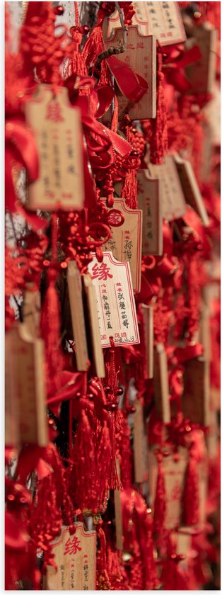 Poster Glanzend – Rode Sleutelhangers met Chinese Tekens aan een Muur - 20x60 cm Foto op Posterpapier met Glanzende Afwerking