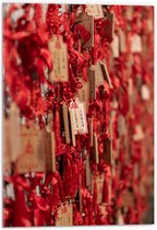 Acrylglas - Rode Sleutelhangers met Chinese Tekens aan een Muur - 40x60 cm Foto op Acrylglas (Wanddecoratie op Acrylaat)