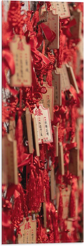 Vlag - Rode Sleutelhangers met Chinese Tekens aan een Muur - 20x60 cm Foto op Polyester Vlag