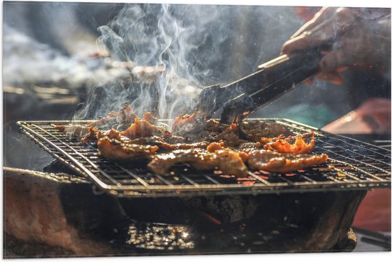 Vlag - Barbecue - Kool - Rook - Tang - Vlees - Bakken - Eten - Buiten - 75x50 cm Foto op Polyester Vlag