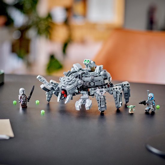 LEGO Star Wars Spider Tank met The Mandalorian, Grogu en Bo-Katan Kryze op een tafel.